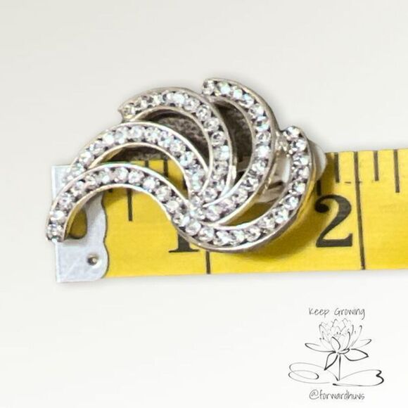 Timeless Sparkle: Vintage Rhinestone Clip-On Elegance - Picture 7 of 8